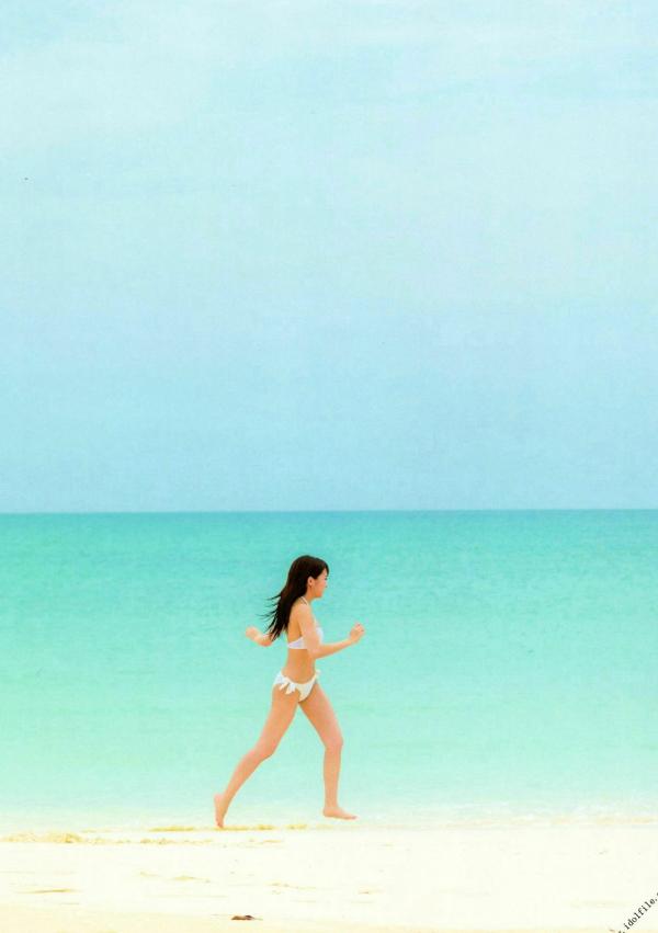 秋元真夏   秋元真夏1st写真集《真夏の气压配置》：海滩泳装与纯白婚纱的治愈系视觉盛宴第104张图片