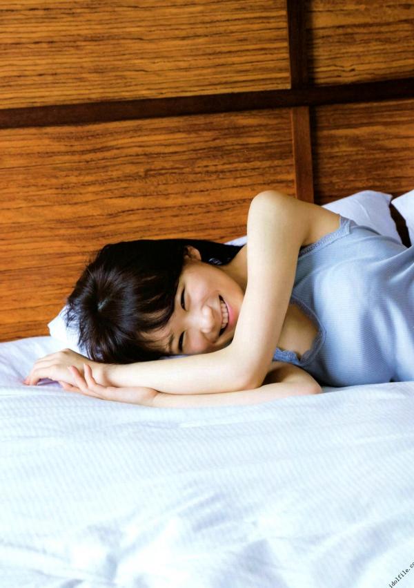 秋元真夏   秋元真夏1st写真集《真夏の气压配置》：海滩泳装与纯白婚纱的治愈系视觉盛宴第107张图片