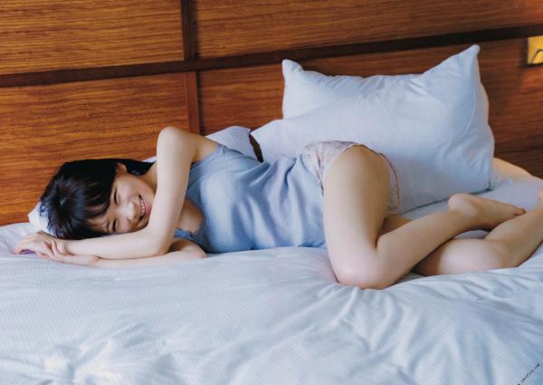 秋元真夏   秋元真夏1st写真集《真夏の气压配置》：海滩泳装与纯白婚纱的治愈系视觉盛宴第109张图片