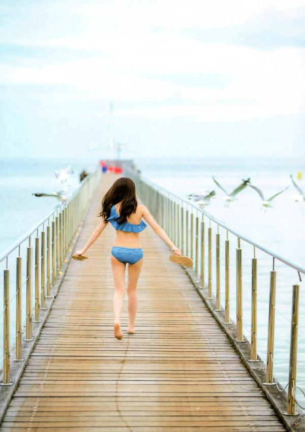 秋元真夏   秋元真夏1st写真集《真夏の气压配置》：海滩泳装与纯白婚纱的治愈系视觉盛宴第116张图片