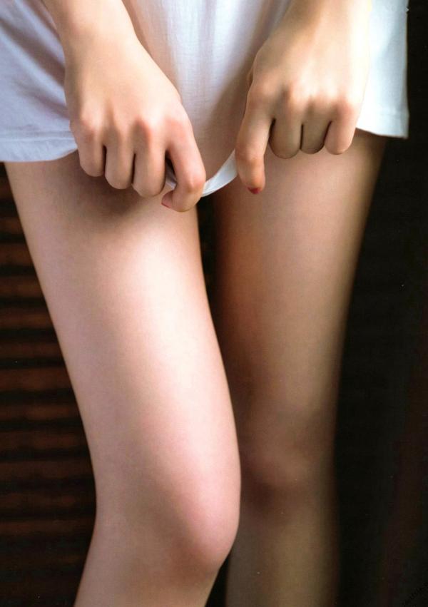 秋元真夏   秋元真夏1st写真集《真夏の气压配置》：海滩泳装与纯白婚纱的治愈系视觉盛宴第119张图片