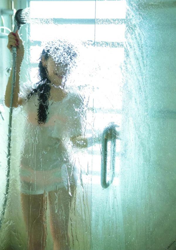 秋元真夏   秋元真夏1st写真集《真夏の气压配置》：海滩泳装与纯白婚纱的治愈系视觉盛宴第122张图片