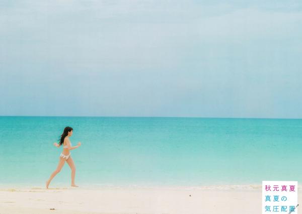 秋元真夏   秋元真夏1st写真集《真夏の气压配置》：海滩泳装与纯白婚纱的治愈系视觉盛宴第124张图片