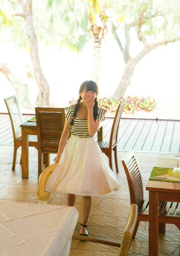 秋元真夏   秋元真夏1st写真集《真夏の气压配置》：海滩泳装与纯白婚纱的治愈系视觉盛宴第144张图片