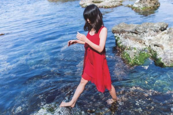 深川麻衣   PB写真集_深川麻衣《ずっと、そばにいたい》：海边户外清新自然写实，治愈系甜美女神风第49张图片