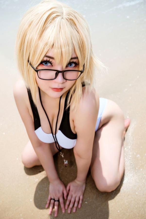 李卓君   Potato-Godzilla-Jeanne-Summer 海滩泳装Cosplay：高颜值模特化身夏日女神，性感连体衣尽显惹火身材第8张图片