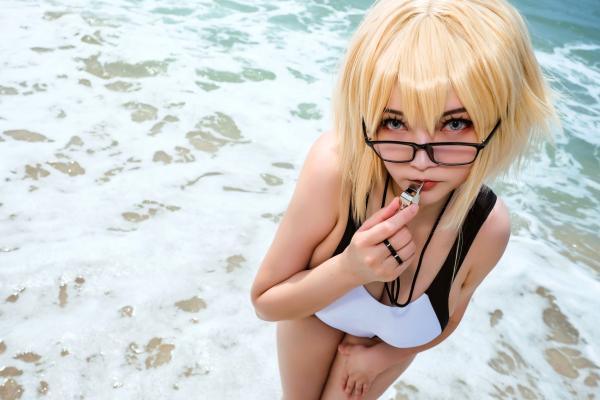 李卓君   Potato-Godzilla-Jeanne-Summer 海滩泳装Cosplay：高颜值模特化身夏日女神，性感连体衣尽显惹火身材第15张图片
