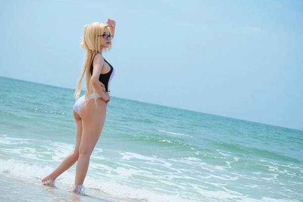 李卓君   Potato-Godzilla-Jeanne-Summer 海滩泳装Cosplay：高颜值模特化身夏日女神，性感连体衣尽显惹火身材第16张图片