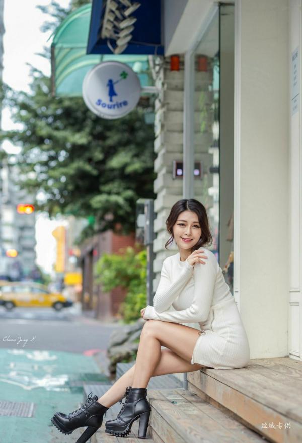 安希希 安希  台湾正妹安希《冬陽晨拍》户外街拍写真，修身白裙与活力潮流装，展露绝美曲线，清纯与性感并存第9张图片