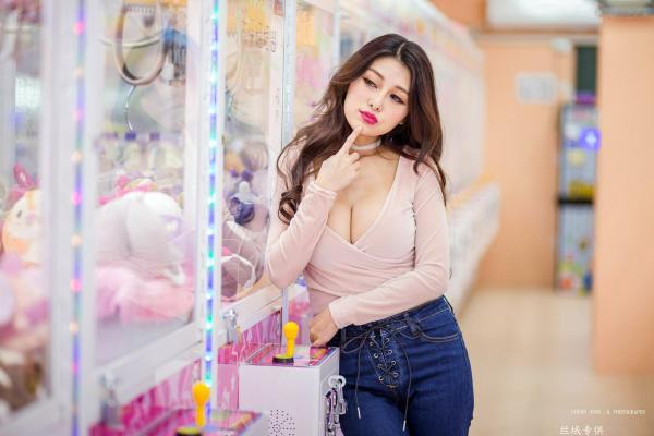 安希希 安希  台湾正妹安希《冬陽晨拍》户外街拍写真，修身白裙与活力潮流装，展露绝美曲线，清纯与性感并存第18张图片