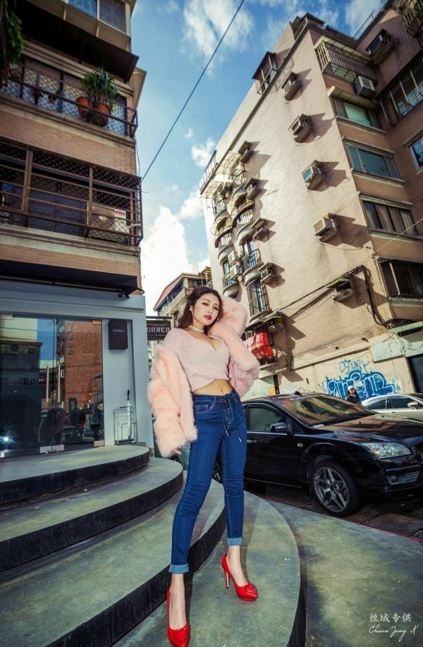 安希希 安希  台湾正妹安希《冬陽晨拍》户外街拍写真，修身白裙与活力潮流装，展露绝美曲线，清纯与性感并存第27张图片