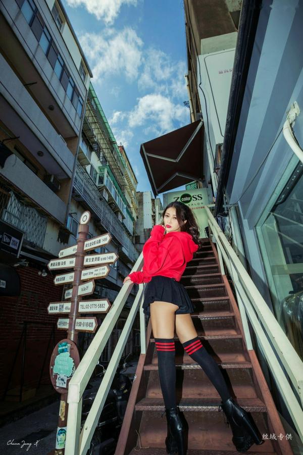 安希希 安希  台湾正妹安希《冬陽晨拍》户外街拍写真，修身白裙与活力潮流装，展露绝美曲线，清纯与性感并存第32张图片