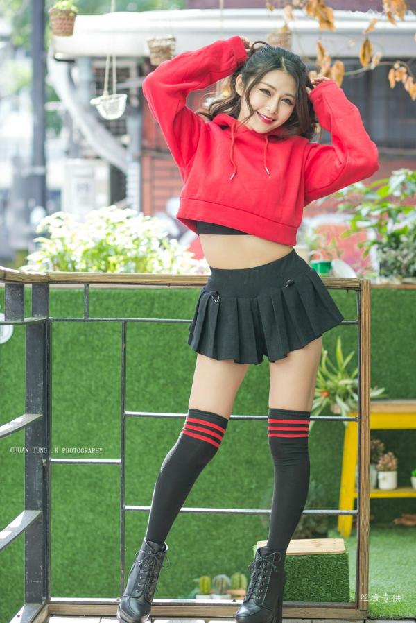 安希希 安希  台湾正妹安希《冬陽晨拍》户外街拍写真，修身白裙与活力潮流装，展露绝美曲线，清纯与性感并存第37张图片