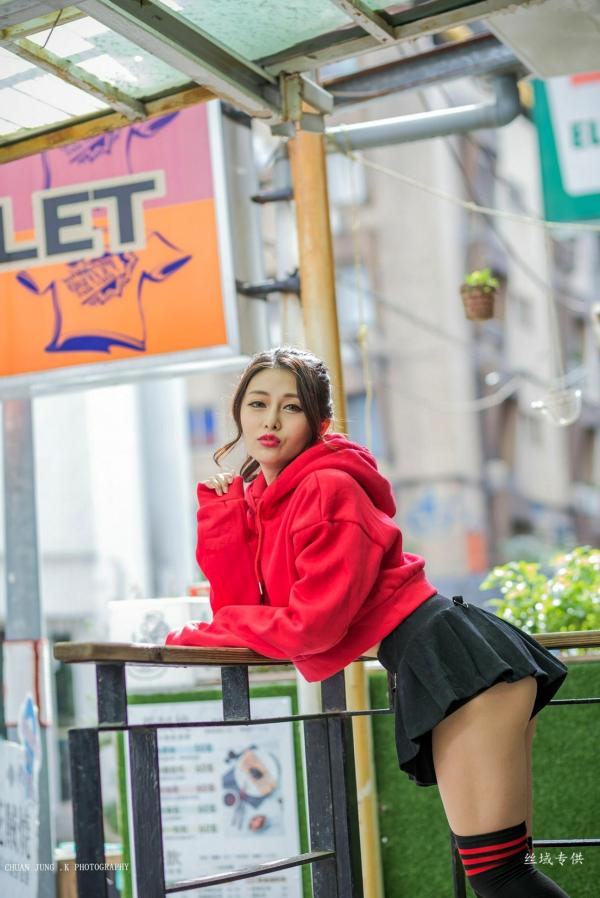 安希希 安希  台湾正妹安希《冬陽晨拍》户外街拍写真，修身白裙与活力潮流装，展露绝美曲线，清纯与性感并存第39张图片