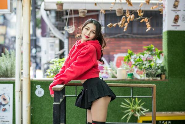 安希希 安希  台湾正妹安希《冬陽晨拍》户外街拍写真，修身白裙与活力潮流装，展露绝美曲线，清纯与性感并存第40张图片