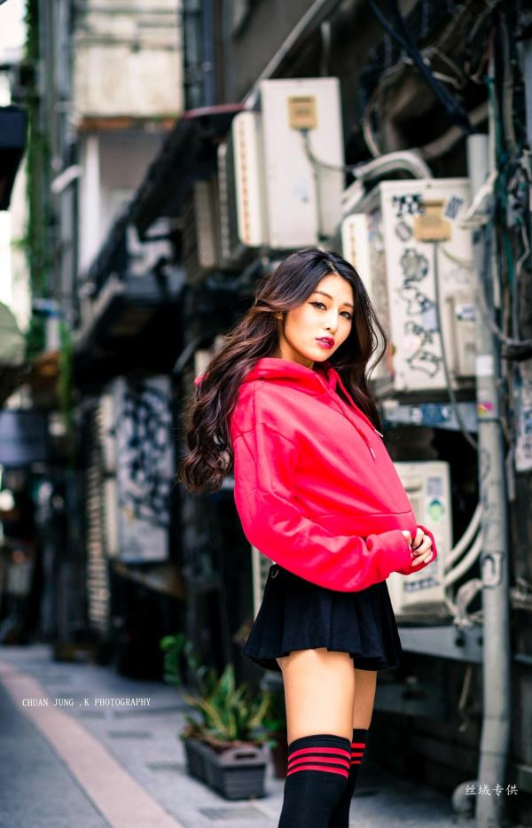 安希希 安希  台湾正妹安希《冬陽晨拍》户外街拍写真，修身白裙与活力潮流装，展露绝美曲线，清纯与性感并存第42张图片