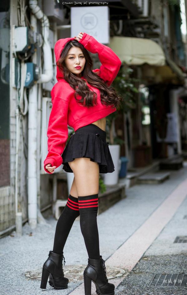 安希希 安希  台湾正妹安希《冬陽晨拍》户外街拍写真，修身白裙与活力潮流装，展露绝美曲线，清纯与性感并存第44张图片