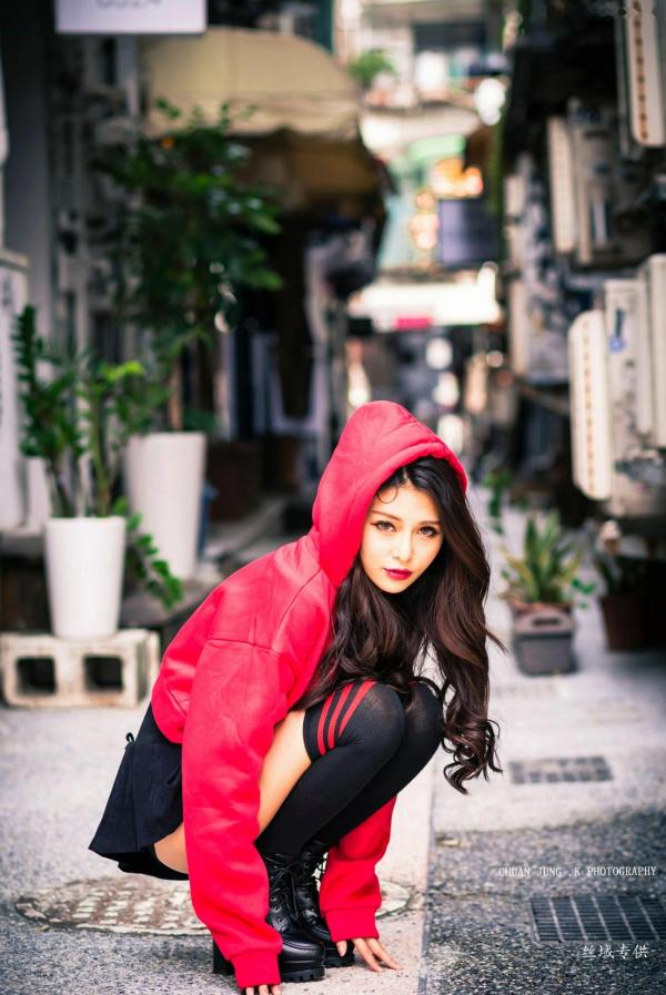 安希希 安希  台湾正妹安希《冬陽晨拍》户外街拍写真，修身白裙与活力潮流装，展露绝美曲线，清纯与性感并存第46张图片