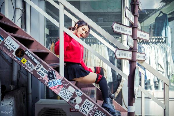 安希希 安希  台湾正妹安希希户外街拍：冬阳晨拍尽显傲人曲线与时尚气质，极致性感写真精选[31P]第21张图片