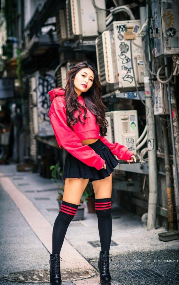 安希希 安希  台湾正妹安希希户外街拍：冬阳晨拍尽显傲人曲线与时尚气质，极致性感写真精选[31P]第28张图片