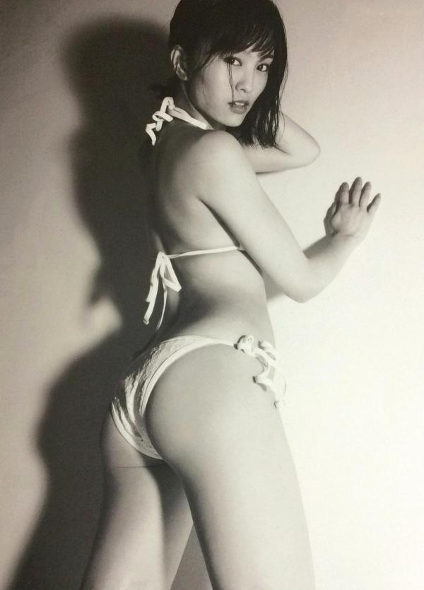 山本彩   PB写真集_山本彩《SY》高清美图：清纯短发、比基尼泳装诱惑，摄影大师LESLIE KEE镜头下的夏日灵动尤物第7张图片