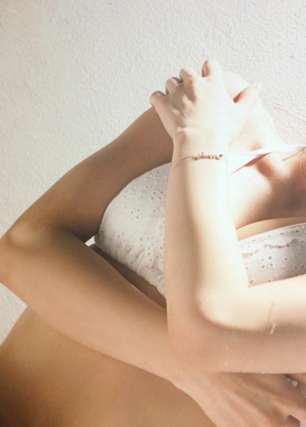 山本彩   PB写真集_山本彩《SY》高清美图：清纯短发、比基尼泳装诱惑，摄影大师LESLIE KEE镜头下的夏日灵动尤物第12张图片