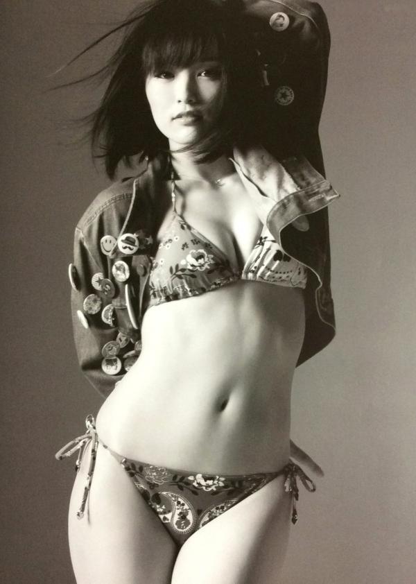 山本彩   PB写真集_山本彩《SY》高清美图：清纯短发、比基尼泳装诱惑，摄影大师LESLIE KEE镜头下的夏日灵动尤物第26张图片