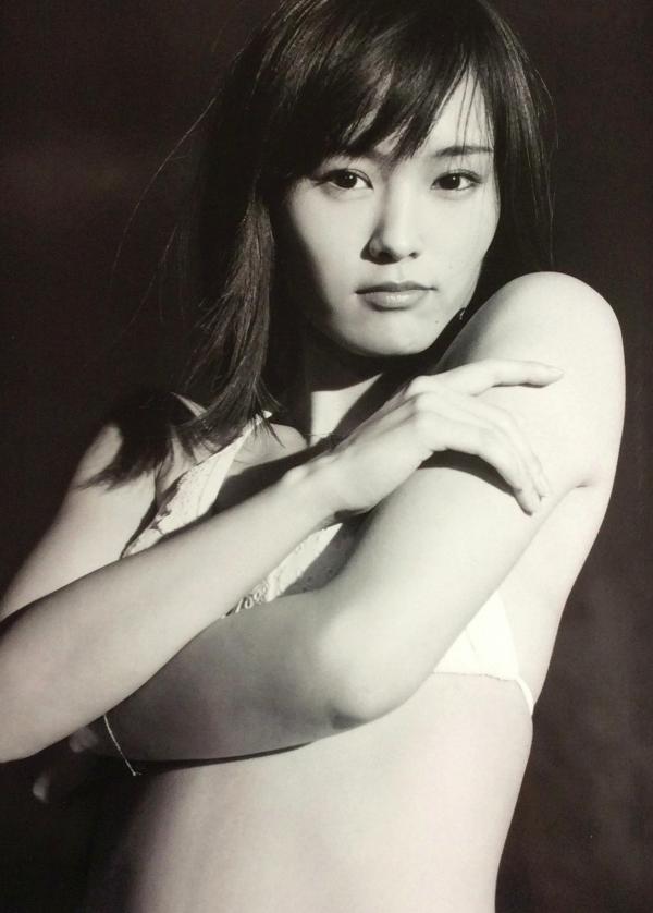 山本彩   PB写真集_山本彩《SY》高清美图：清纯短发、比基尼泳装诱惑，摄影大师LESLIE KEE镜头下的夏日灵动尤物第71张图片