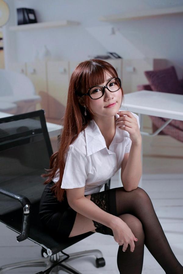 喬喬兒 乔乔儿  台湾正妹乔乔儿OL制服诱惑：黑丝职场写真，干练白衬衫衬托知性气质，撩人办公桌影集第15张图片