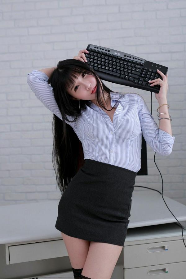 喬喬兒 乔乔儿  台湾正妹乔乔儿OL制服诱惑：黑丝职场写真，干练白衬衫衬托知性气质，撩人办公桌影集第37张图片