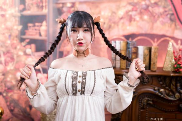 喬喬兒 乔乔儿  台湾正妹喬喬兒圣诞氛围主题写真，一字肩连衣裙装扮可爱麋鹿，甜美治愈清新迷人第1张图片