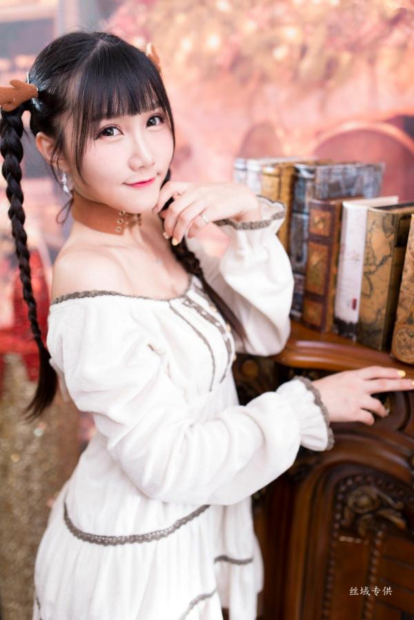 喬喬兒 乔乔儿  台湾正妹喬喬兒圣诞氛围主题写真，一字肩连衣裙装扮可爱麋鹿，甜美治愈清新迷人第5张图片