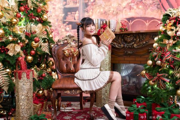 喬喬兒 乔乔儿  台湾正妹喬喬兒圣诞氛围主题写真，一字肩连衣裙装扮可爱麋鹿，甜美治愈清新迷人第14张图片