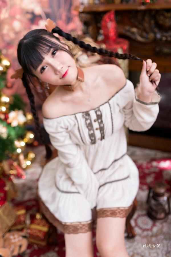 喬喬兒 乔乔儿  台湾正妹喬喬兒圣诞氛围主题写真，一字肩连衣裙装扮可爱麋鹿，甜美治愈清新迷人第20张图片