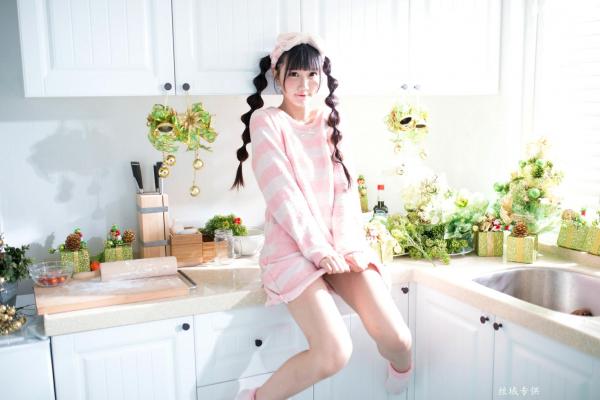 喬喬兒 乔乔儿  台湾正妹喬喬兒圣诞氛围主题写真，一字肩连衣裙装扮可爱麋鹿，甜美治愈清新迷人第31张图片