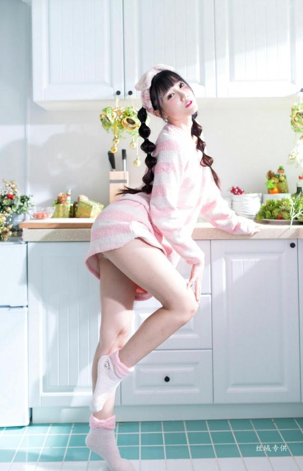 喬喬兒 乔乔儿  台湾正妹喬喬兒圣诞氛围主题写真，一字肩连衣裙装扮可爱麋鹿，甜美治愈清新迷人第39张图片
