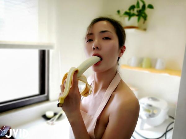 卓文萱 卓文萱  JVID Genie精靈：性感学姐厨房私房秘事，仅穿围裙下厨大尺度诱惑，果蔬互动演绎极致魅惑与生活情趣，火辣曲线毫无保留呈现第11张图片