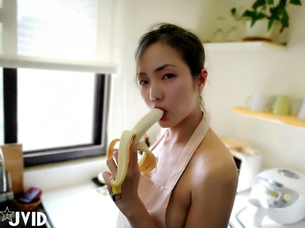 卓文萱 卓文萱  JVID Genie精靈：性感学姐厨房私房秘事，仅穿围裙下厨大尺度诱惑，果蔬互动演绎极致魅惑与生活情趣，火辣曲线毫无保留呈现第13张图片