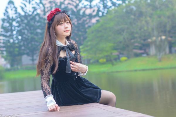 ベッキー   台湾正妹Becky中央大学户外写真，清纯校服与甜美女仆装角色扮演 [92P]第77张图片