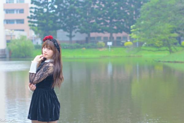 ベッキー   台湾正妹Becky中央大学户外写真，清纯校服与甜美女仆装角色扮演 [92P]第79张图片