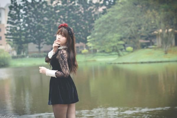 ベッキー   台湾正妹Becky中央大学户外写真，清纯校服与甜美女仆装角色扮演 [92P]第81张图片