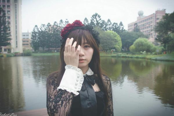 ベッキー   台湾正妹Becky中央大学户外写真，清纯校服与甜美女仆装角色扮演 [92P]第82张图片