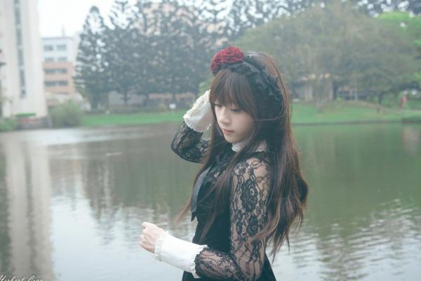 ベッキー   台湾正妹Becky中央大学户外写真，清纯校服与甜美女仆装角色扮演 [92P]第84张图片