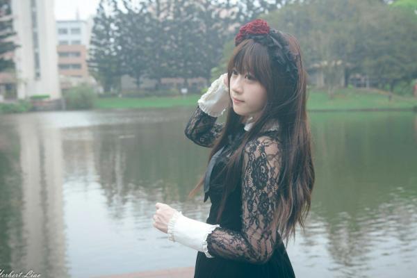 ベッキー   台湾正妹Becky中央大学户外写真，清纯校服与甜美女仆装角色扮演 [92P]第85张图片