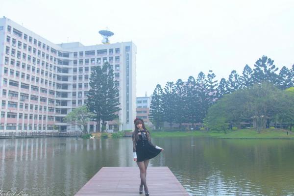 ベッキー   台湾正妹Becky中央大学户外写真，清纯校服与甜美女仆装角色扮演 [92P]第90张图片
