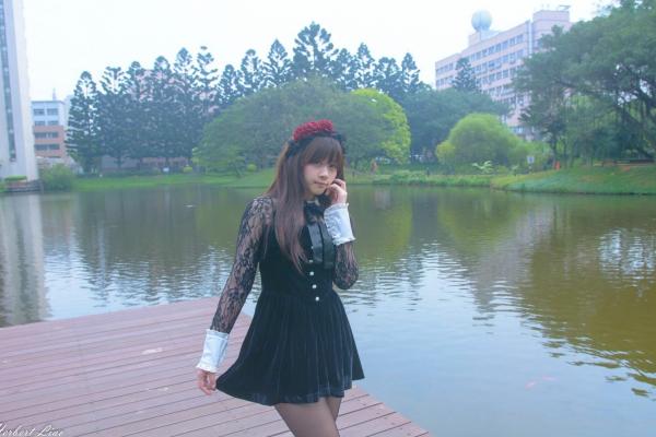 ベッキー   台湾正妹Becky中央大学户外写真，清纯校服与甜美女仆装角色扮演 [92P]第91张图片