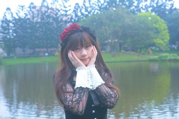 ベッキー   台湾正妹Becky中央大学户外写真，清纯校服与甜美女仆装角色扮演 [92P]第92张图片