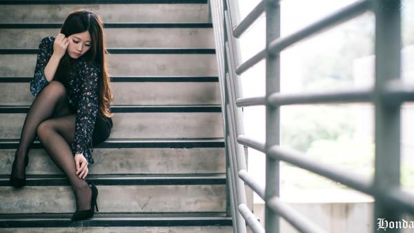 ベッキー   台湾美女Becky楼道职场写真，碎花OL衬衫搭配黑丝短裙，干练性感诱惑系列第11张图片