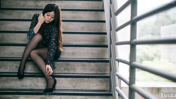 ベッキー   台湾美女Becky楼道职场写真，碎花OL衬衫搭配黑丝短裙，干练性感诱惑系列第12张图片