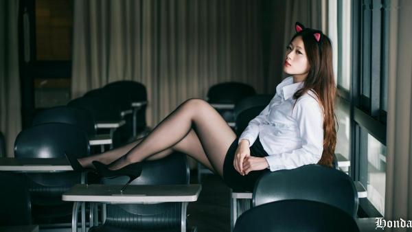 ベッキー   台湾美女Becky楼道职场写真，碎花OL衬衫搭配黑丝短裙，干练性感诱惑系列第33张图片